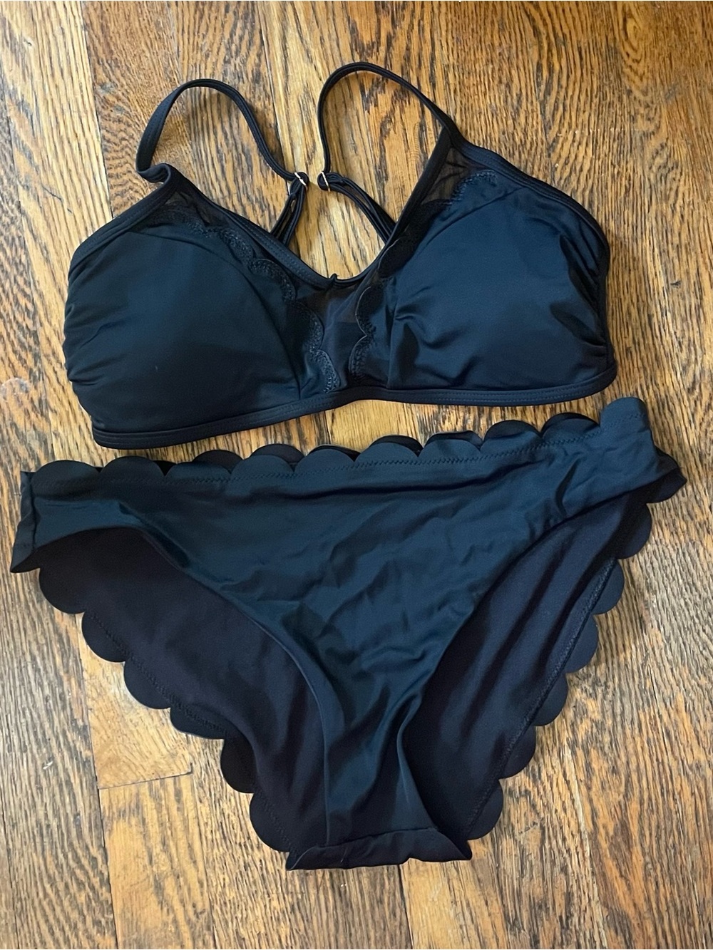 Vanilla/Beach Black Scallop-Edge Bikini Set - L